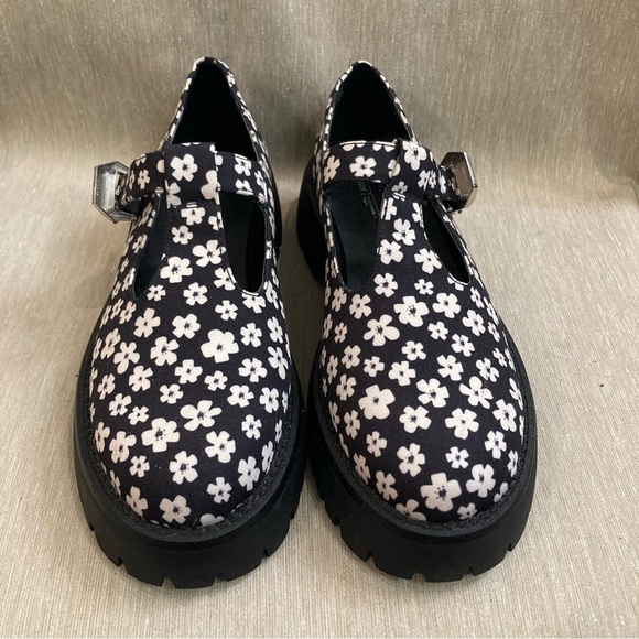 CALL IT SPRING Sz 8 Floral T-Strap Buckle Closure Sandals NWOT - Picture 2 of 10